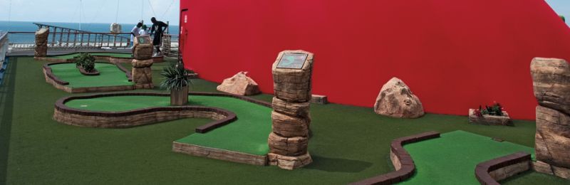 Terenul de mini golf