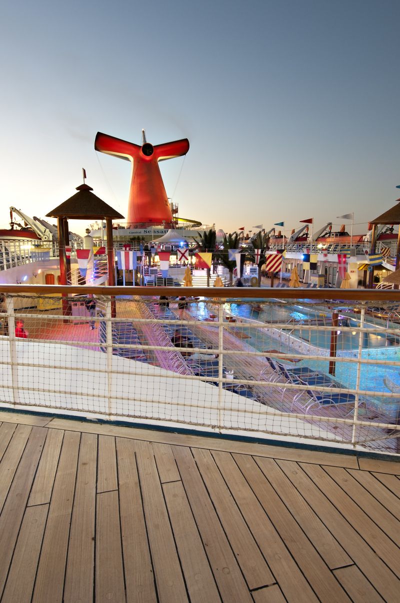 Zona cu piscina Sensation Lido Pool