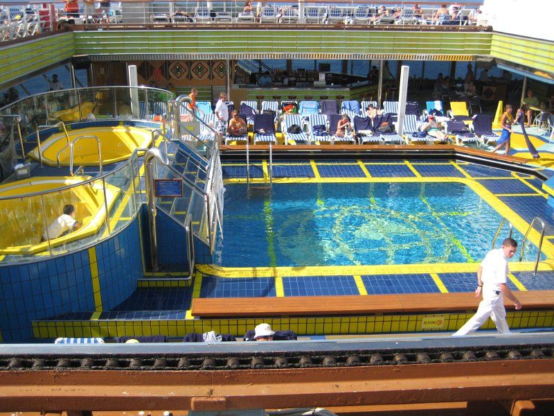 Piscina si barul New World