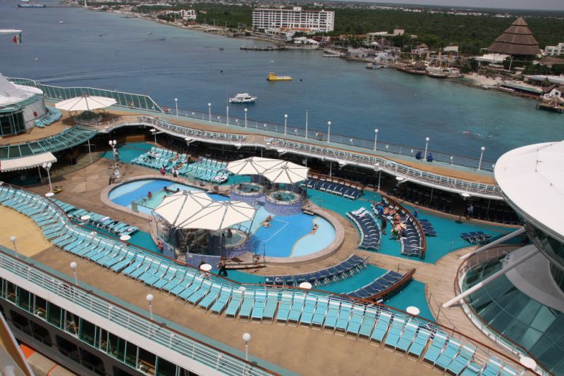 Zona cu sezlonguri si piscina pentru adulti