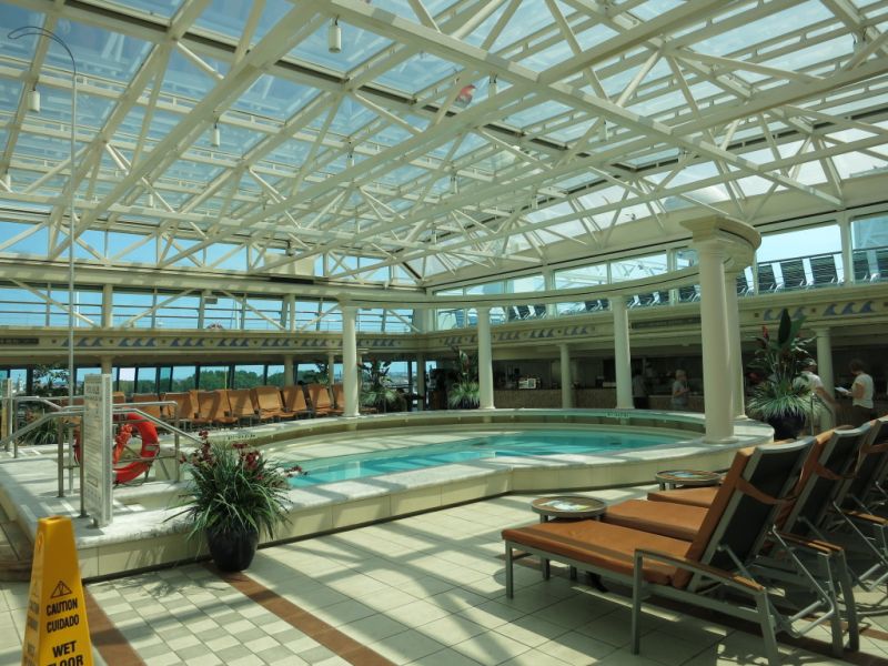 Zona cu sezlonguri si piscina pentru adulti