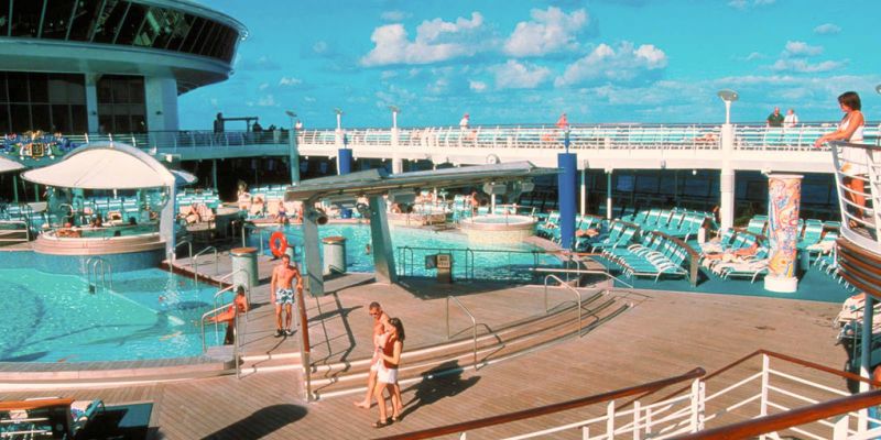 Zona cu sezlonguri si piscina pentru adulti