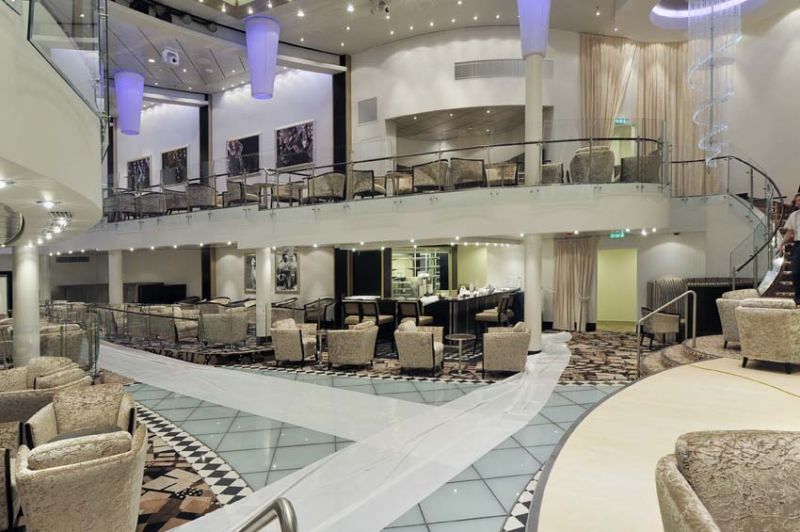 Lounge-ul Dazzles