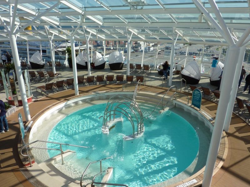 Zona cu sezlonguri si piscina pentru adulti