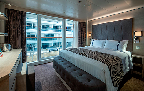 Cabina exterioara cu balcon Deluxe cu vedere spre promenada si mare